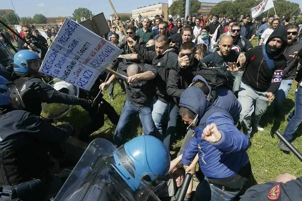 Alta tensione. Internet Day, scontri a Pisa tra manifestanti e forze dell’ordine. Renzi: «Incomprensibile»