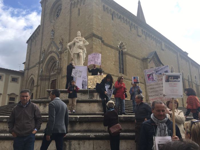 Rabbia Etruria. Risparmiatori in corteo ad Arezzo, uova contro la sede della banca