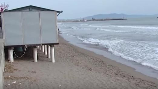 Erosione spiagge in Versilia, per i sindaci a rischio il sistema turistico. Lettera al Governo
