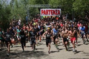 Fango e fatica. Tutti all’Inferno Run, al via la corsa a ostacoli a Cenaia