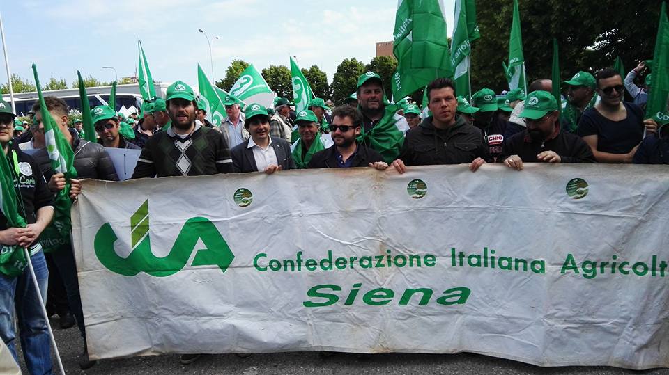 Agricoltura asfissiata dalla burocrazia: 1 giorno su 3 dedicato alle ‘carte’. Oltre 100 da Siena sono scesi in piazza a Bologna