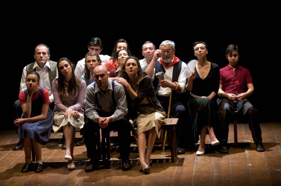 La compagnia di teatro amatoriale si racconta con “Ritrovarsi…comici”, il libro dei sogni da un palco