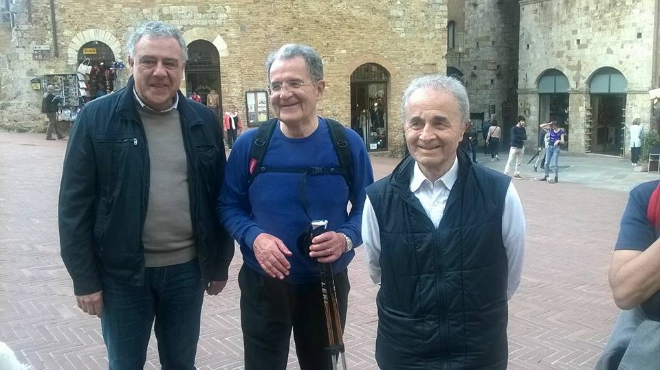 Romano Prodi pellegrino sulla Francigena fa tappa a San Gimignano