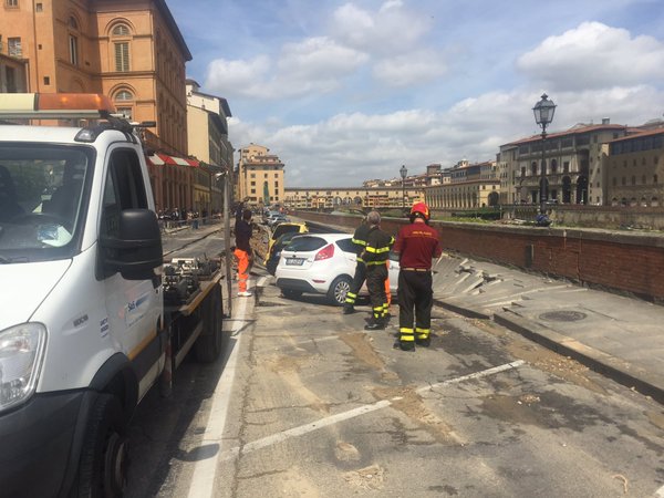 Il dopo-voragine. Nardella: «Cinque mesi per il ripristino del Lungarno Torrigiani»