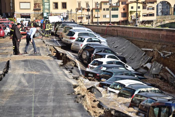 Rush finale. Lungarno Torrigiani, il futuro della ricostruzione dipende dalle spallette e dal meteo