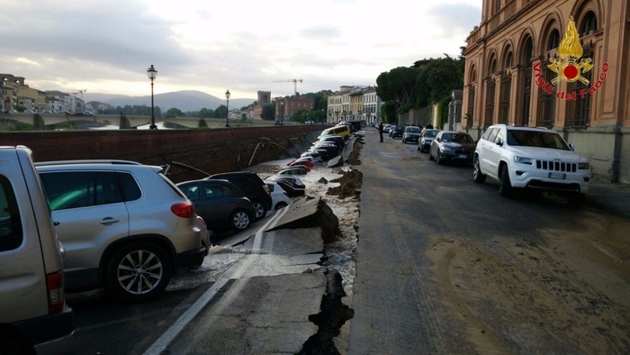Voragine senza colpevoli. Lungarno Torrigiani, Nardella attacca: «I danni li pagherà Publiacqua»