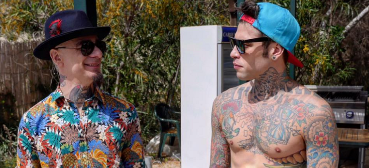 Spot indigesto. «Compreremo un altro esame all’università», la canzone di Fedez e J-Ax fa arrabbiare gli studenti