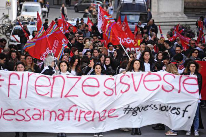 Firenze si sveste. Protesta di moda, lavoratori Braccialini e Guess in corteo