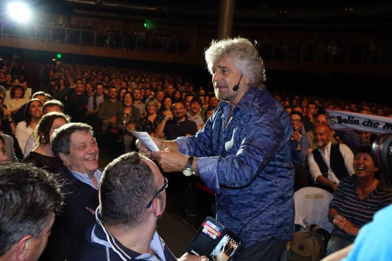 Beppe Grillo a Firenze. Il leader M5S difende Nogarin e attacca Renzi