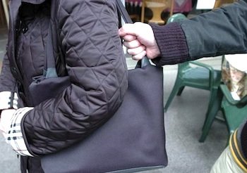 Lo scippo e la fuga. Passanti soccorrono vittima e aiutano i Carabinieri ad arrestare i ladri