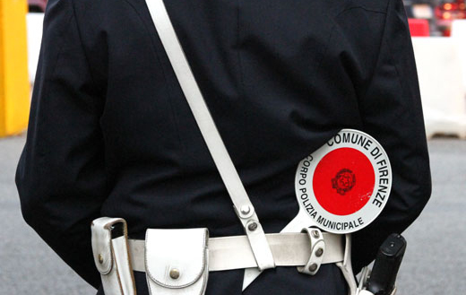 Record d’infrazioni. Passa col rosso senza assicurazione e senza patente, multa da 8mila euro