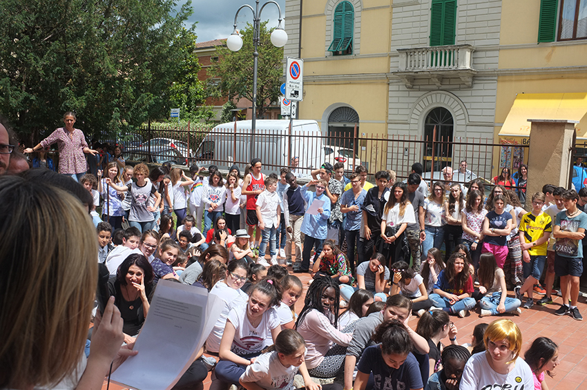 No al bullismo. Studenti senesi contro la violenza, flash mob per l’ultimo giorno di scuola