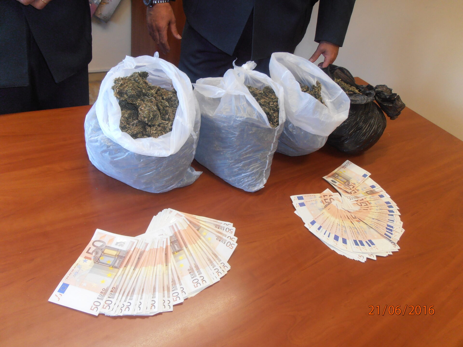 Corriere della droga. In viaggio con 4 chili di marijuana, arrestato dalla GdF