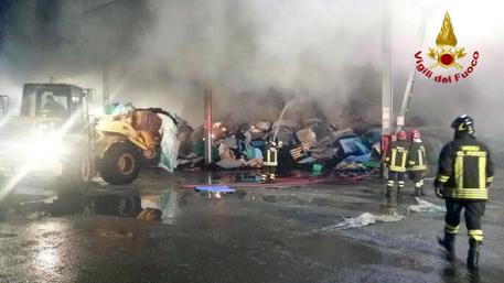 Vetreria in fiamme. Empoli, allarme fumi rientrato. L’Asl raccomanda di lavare frutta e verdura