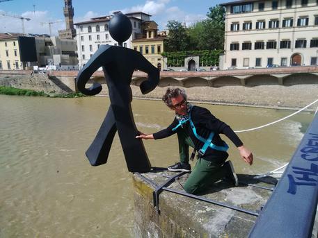 Pericolo per la sicurezza. L’opera di Clet via dal Ponte alle Grazie