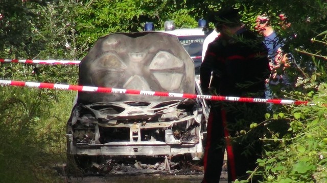 Fiamme letali. Muore carbonizzato nella sua auto, disposta l’autopsia sul cadavere