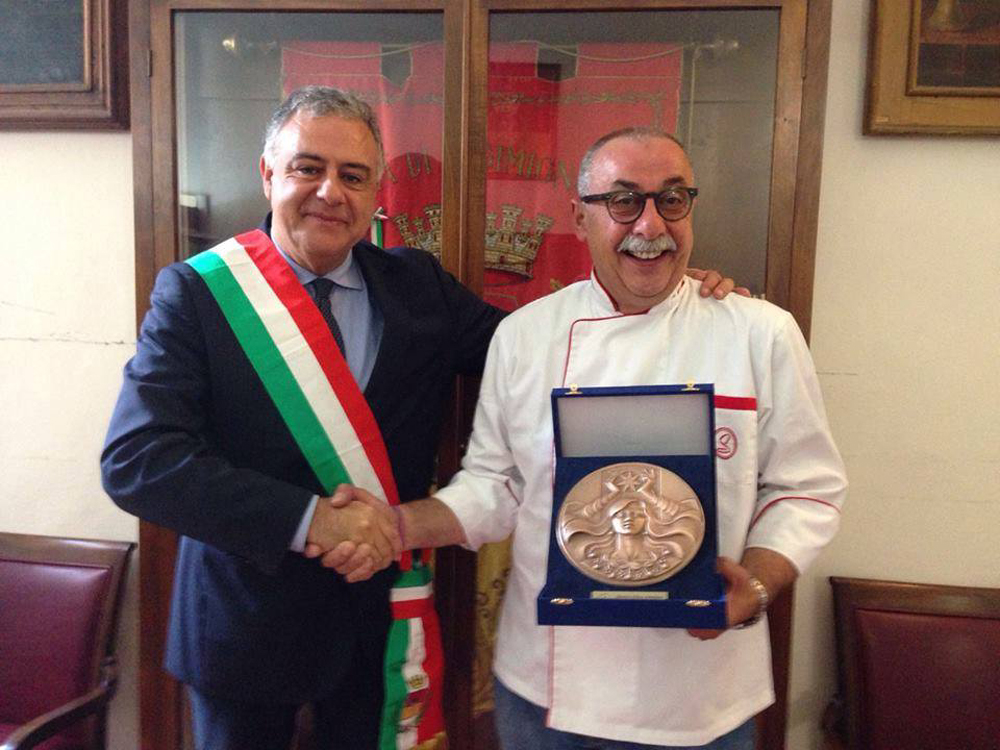 Il sindaco Bassi riceve il gelatiere Dondoli, “Maestro d’arte e mestiere”