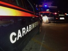 Investe un carabiniere e scappa: 20enne arrestato dopo l’inseguimento e alcuni colpi d’arma da fuoco