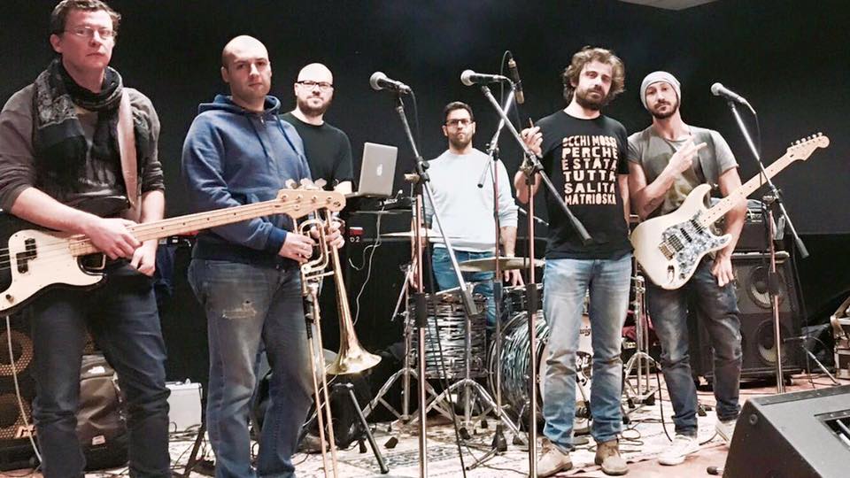Sabato live. I Matrioska infiammano “Birrarbia”, rock e ska per una serata all’insegna di birra e piatti bavaresi