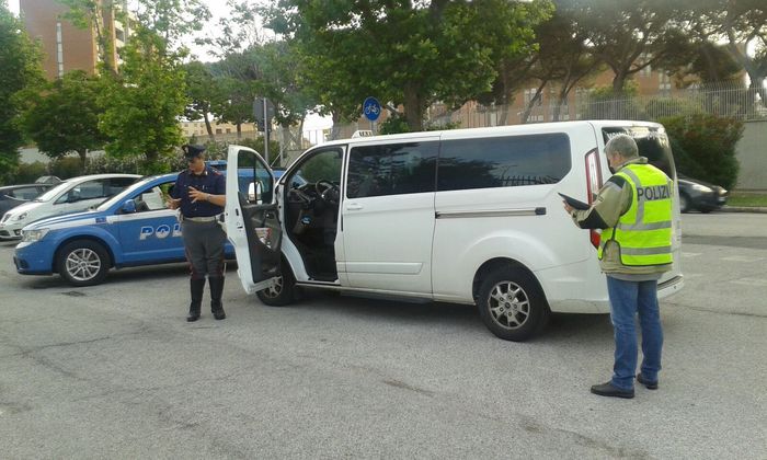 Tassisti abusivi. Proponevano giri turistici per i croceristi, fermati dalla Polstrada