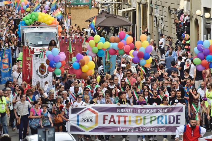 L’arcobaleno di Firenze. Toscana Pride, in migliaia al corteo gay