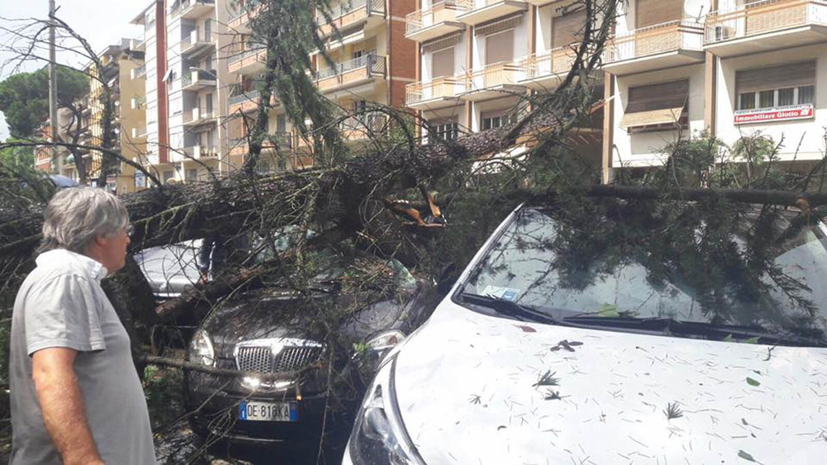 Bomba d’acqua. Arezzo, grandine e mini-tornado. Due feriti, si contano danni per strada. «Siamo in stato di emergenza»