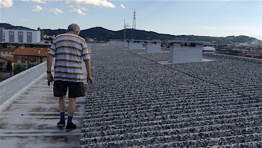 Caos dopo la tempesta. Emergenza amianto, sindaco Ghinelli: «Arezzo Casa ha degli obblighi, intervenga»