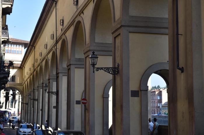 Imbrattate le colonne del Corridoio Vasariano a Firenze