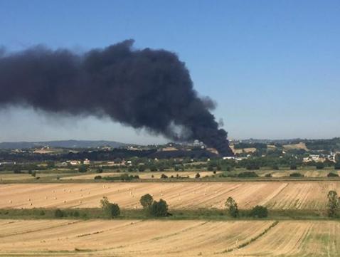 Fiamme in Val di Chiana. Rogo in capannone a Foiano, paura per la nube nera