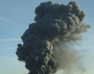 Rifiuti tossici in fiamme. La fumata nera allerta la Forestale, denunciato