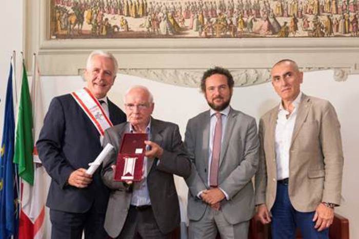 Dè che premio. Gonfalone d’argento della Toscana al ‘padre’ del Vernacoliere