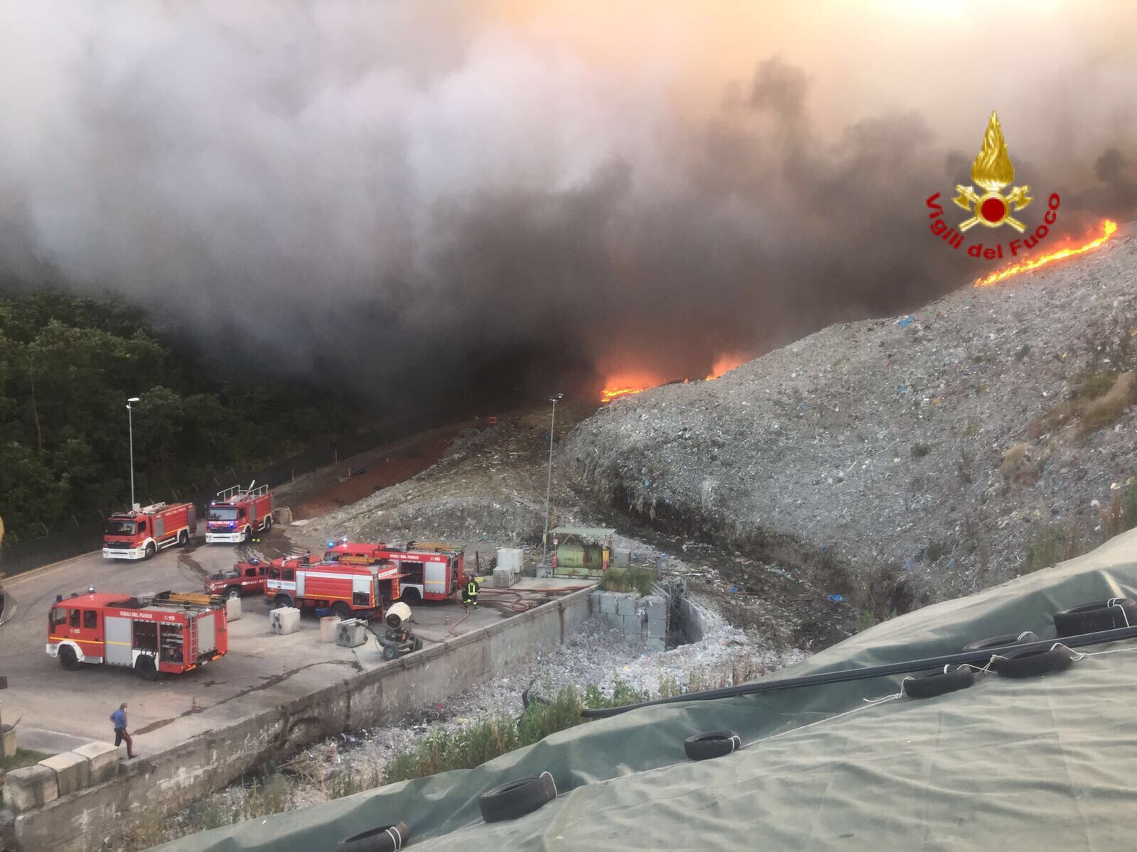 Il day after. Rogo nella discarica di Serravalle, Procura indaga per incendio doloso