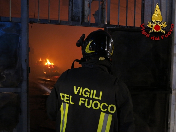 Fiamme nell’autorimessa. Evacuate 24 famiglie di un condominio a Firenze