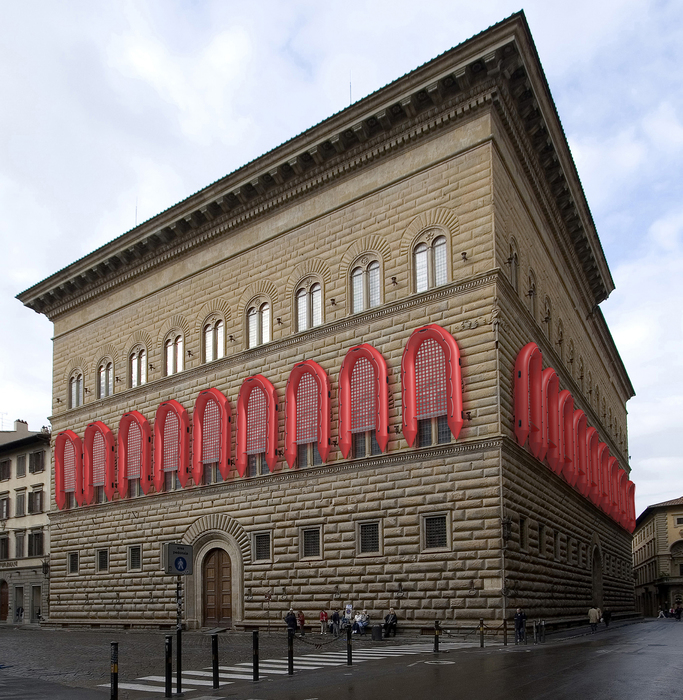 Il dramma in mostra. Firenze, Ai Weiwei appende i gommoni dei rifugiati a Palazzo Strozzi