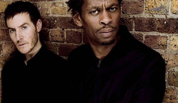 Fischi e scuse. ‘Massive Attack’ in concerto a Firenze, pubblico infuriato. Il cantante: «Ho perso la voce»
