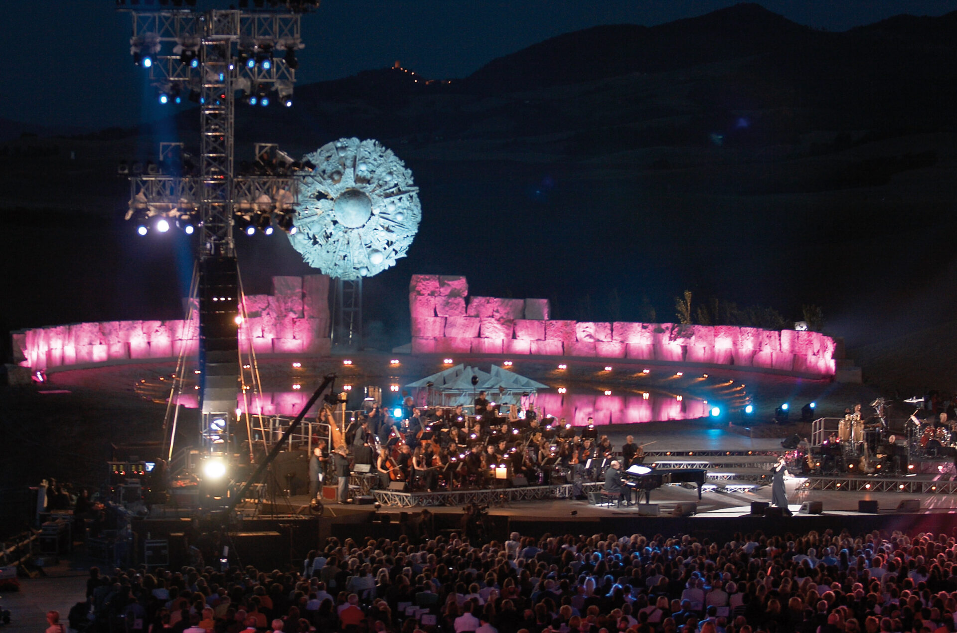 Riuso in scena. Costumi con materiali riciclati per il concerto di Bocelli