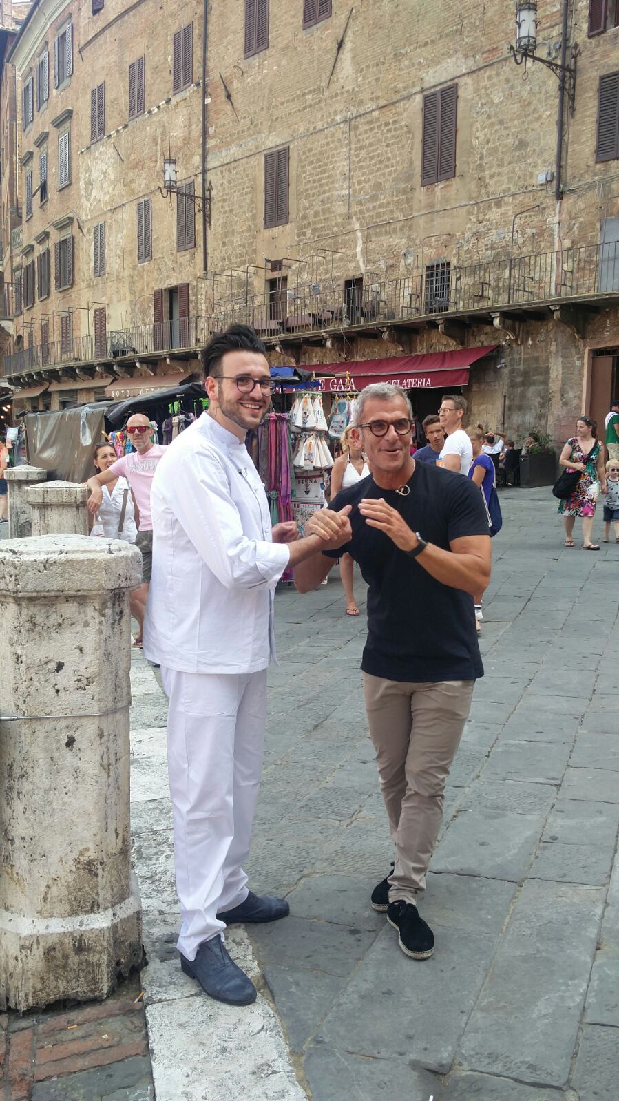 Sfida a colpi di pizza. Niccolò Manneschi vince contro chef Max Mariola