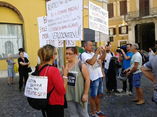 «Ribelliamoci». Vittime del Salva Banche in piazza a Montecitorio tra pentole e trombette