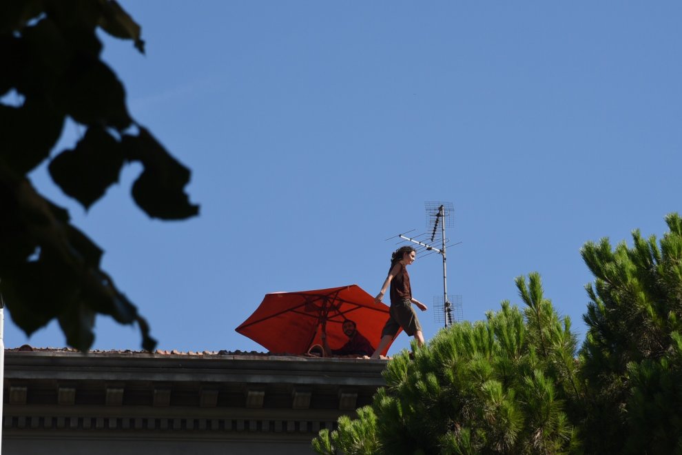 Resistenza allo sgombero. Giovani asserragliati sul tetto e quartiere isolato