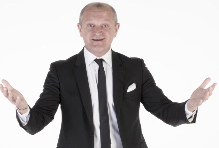 C’è sempre solo da ridere. L’11 agosto a Forte dei Marmi la comicità di Andrea Pucci