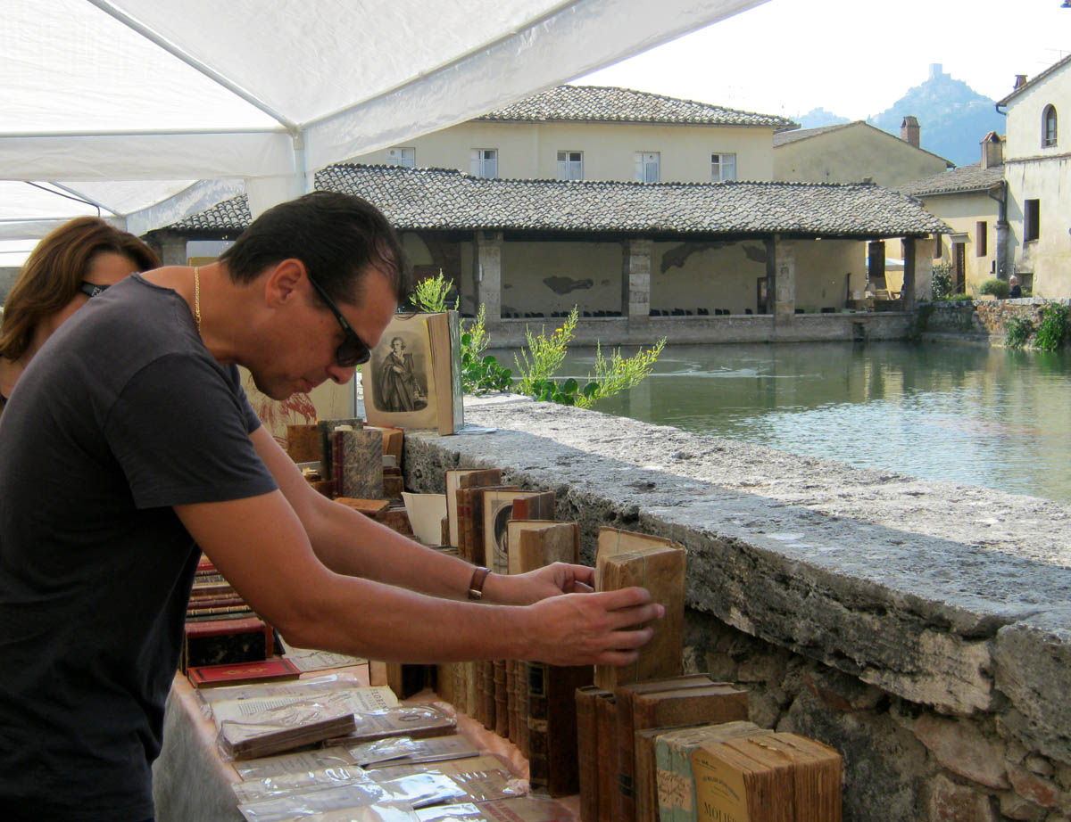 Tuffo nella cultura. A Bagno Vignoni incontri d’autore intorno alla vasca termale con Quirico, Martigli, Governi e Scorcelletti