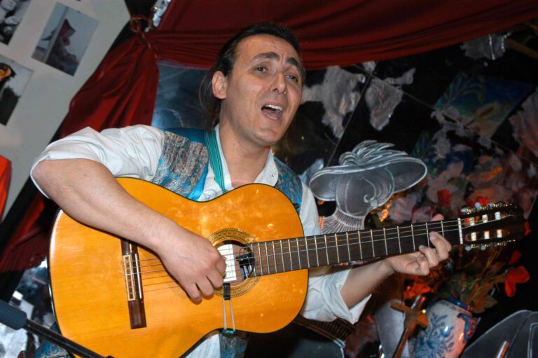 Napoli ve la canto e ve la conto. L’11 agosto Enzo Carro a Pelago