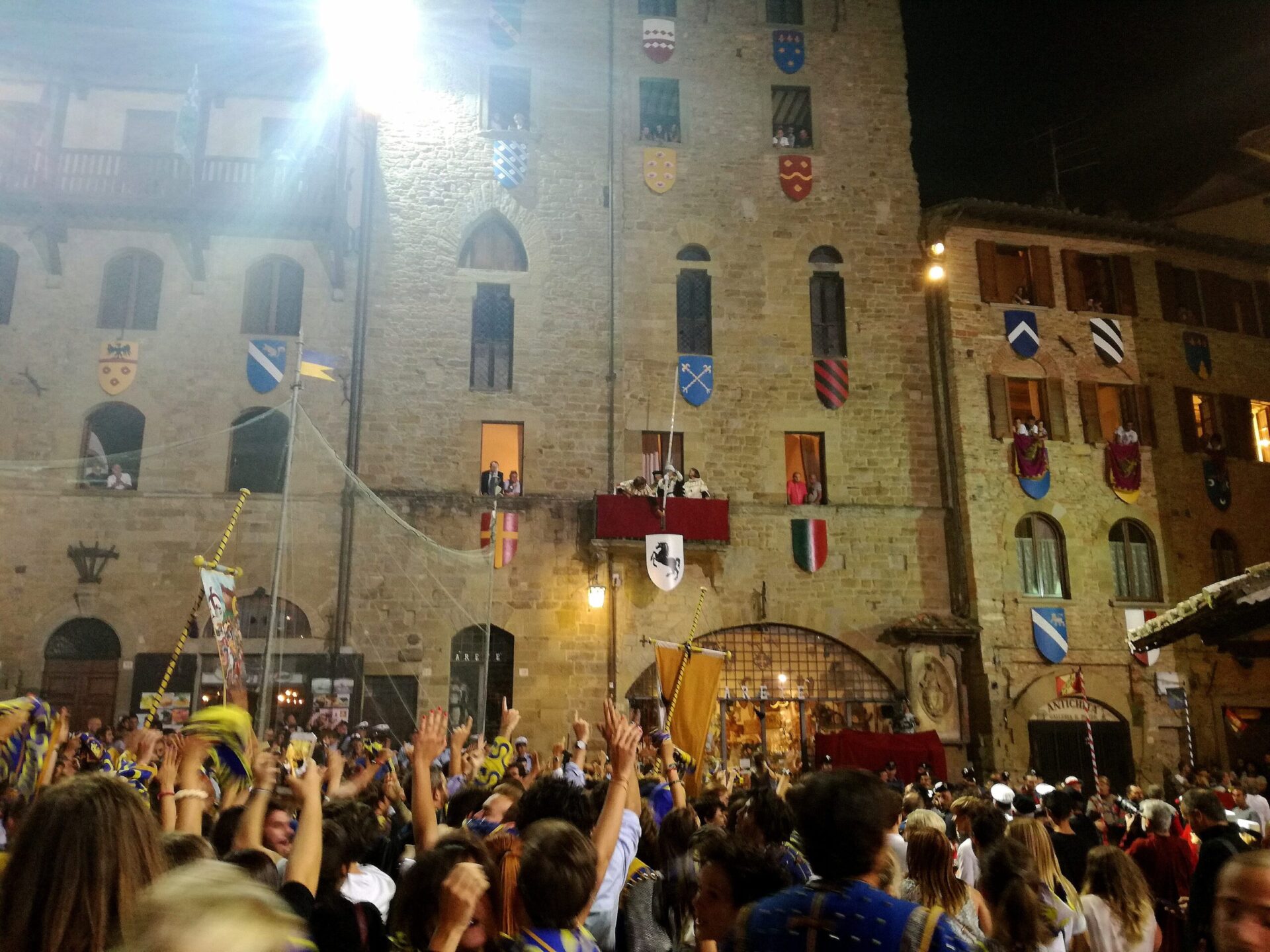 Cappotto gialloblu. Saracino, Santo Spirito vince Giostra straordinaria del Giubileo