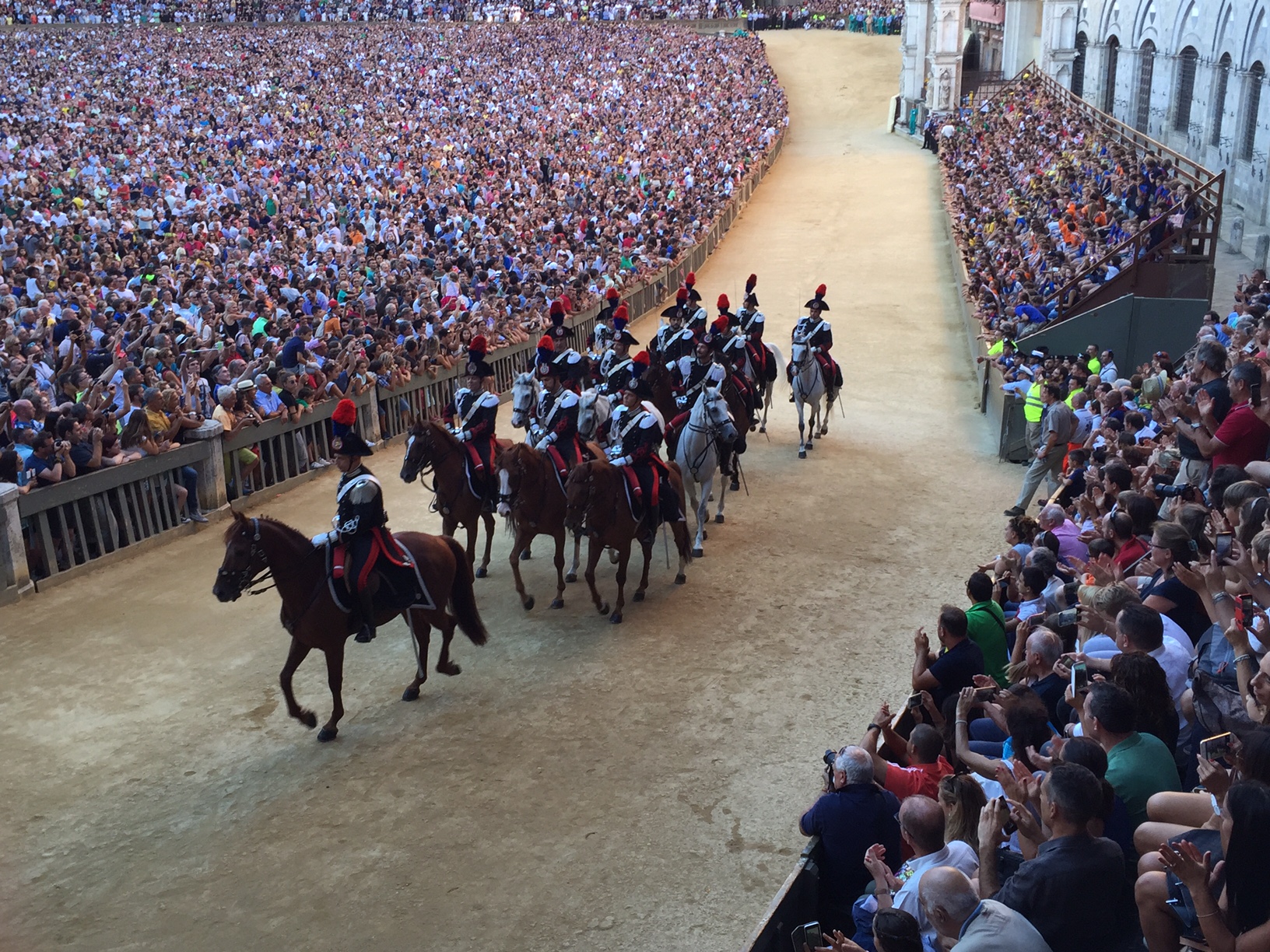Trepidazione Palio. Tempi lunghi alla mossa, prova generale alla Pantera