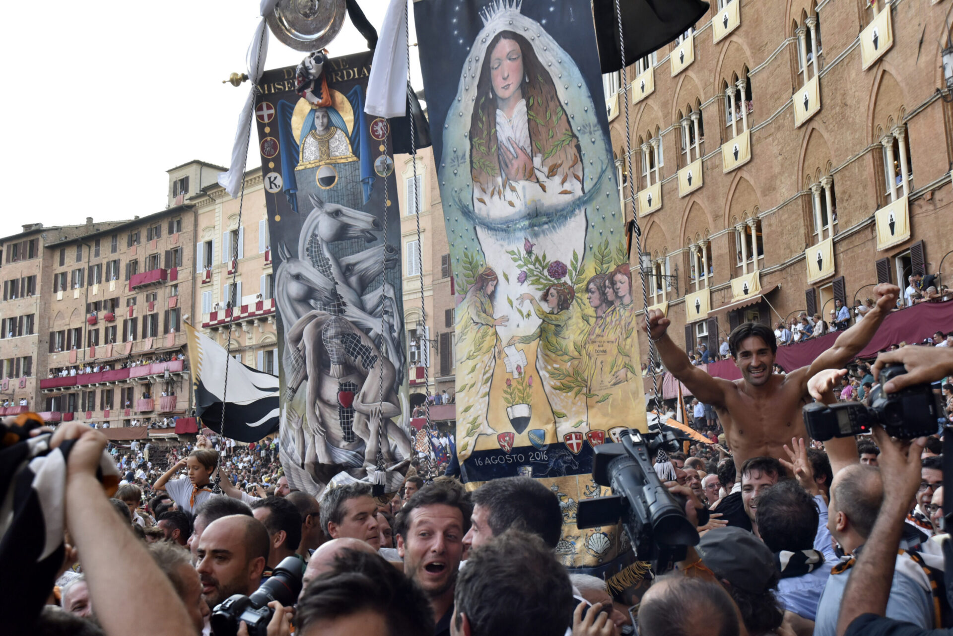 Palio di Siena. Trionfo Lupa, vince e fa cappotto con Scompiglio e Preziosa Penelope