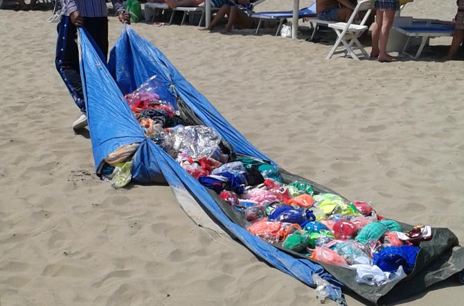 Saldi di fine contraffazione. False griffe in spiaggia, occhio alle multe