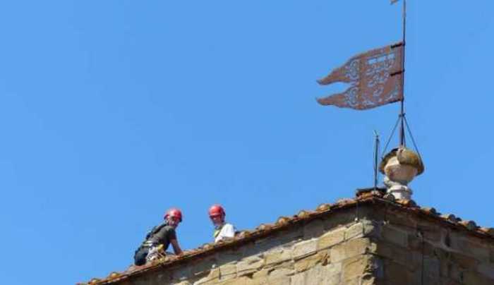 Pericolo in centro. Arezzo, croce si stacca a 70mt di altezza. Pompieri e sindaco sul campanile