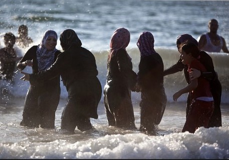 La provocazione. Burkini, l’imam di Firenze pubblica su Fb foto di suore in spiaggia. Account bloccato