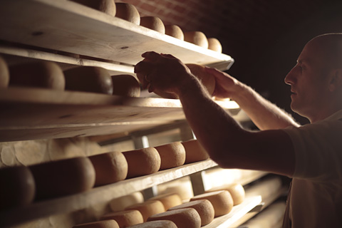 Affinatore si nasce. Andrea Magi e il gusto di un’emozione in un pezzo di formaggio