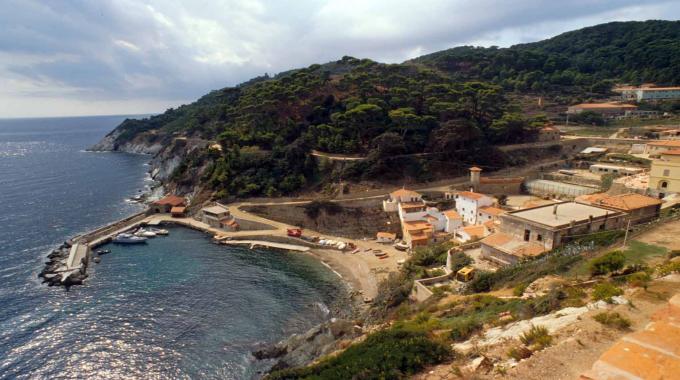 Meraviglie toscane. Al via visite guidate a Gorgona, l’isola si svela tra vegetazione e storia